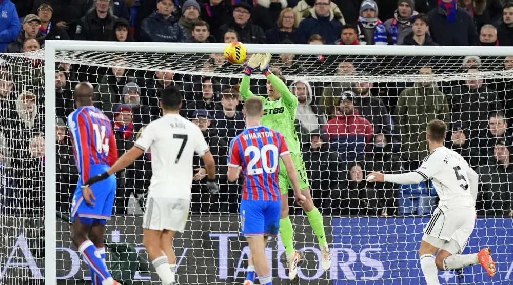 حارس كريستال بالاس دين هندرسون يتصدى لإحدى الكرات أمام فولهام (د.ب.أ)