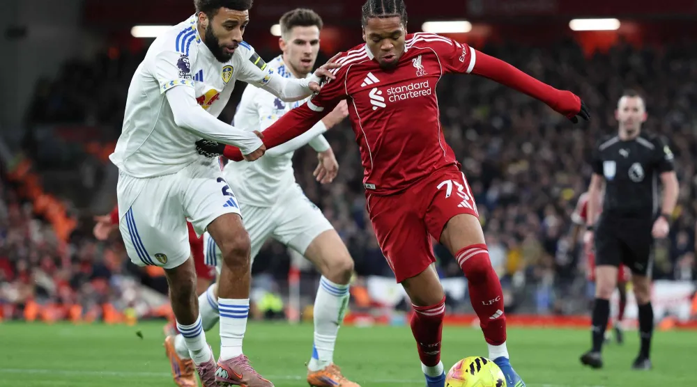 مدافع ليدز يونايتد جايدن بوغل يتحدى مهاجم ليفربول ريو نغوموها (أ.ف.ب)