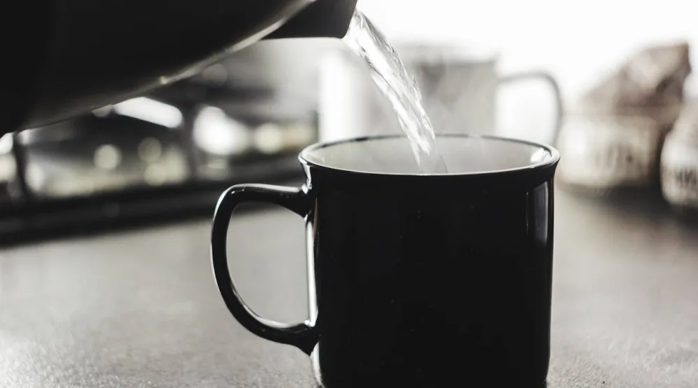 لا يقتصر دور الماء الدافئ على تدفئة جسمك فحسب بل قد يُحسّن صحتك أيضاً (بيكسباي)