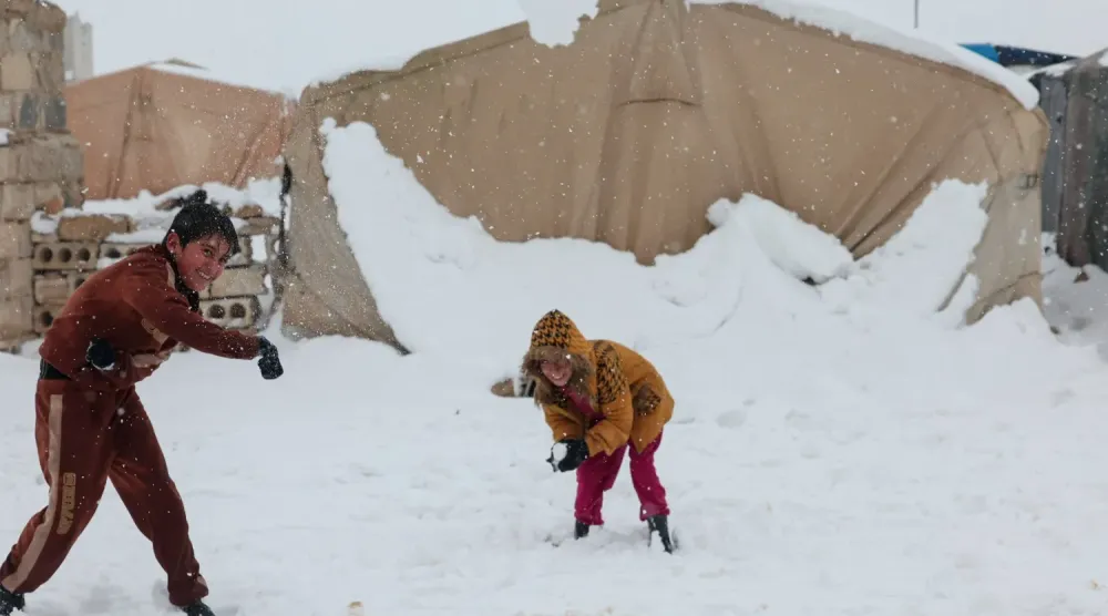 Çocuklar, Halep'in kuzeyindeki kırsal kesimde, Azez kenti yakınlarındaki bir mülteci kampında karda oynuyor (Reuters)