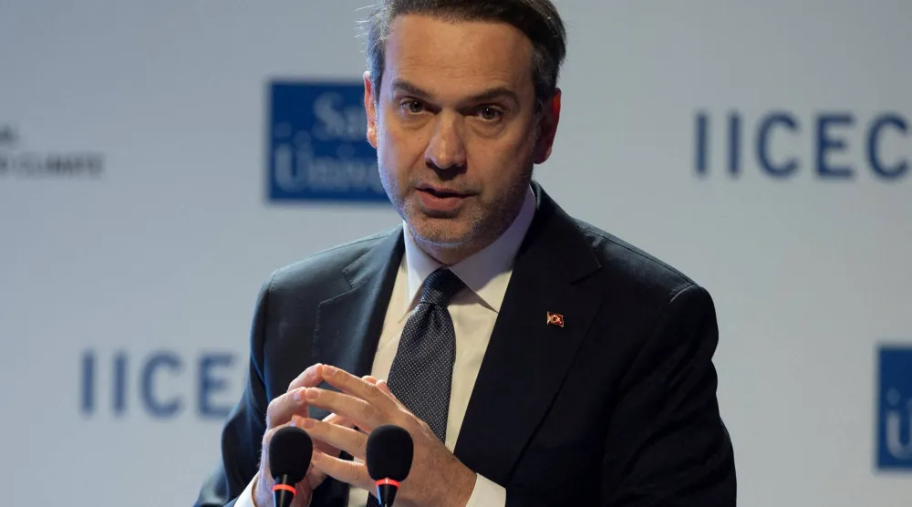 وزير الطاقة والموارد الطبيعية التركي ألب أرسلان بيرقدار خلال مؤتمر صحافي في إسطنبول... تركيا 26 ديسمبر 2025 (رويترز)