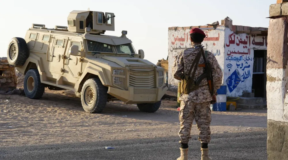 قوات «درع الوطن» التابعة للرئاسة اليمنية خلال تأمين إحدى النقاط العسكرية بحضرموت (حساب درع الوطن)