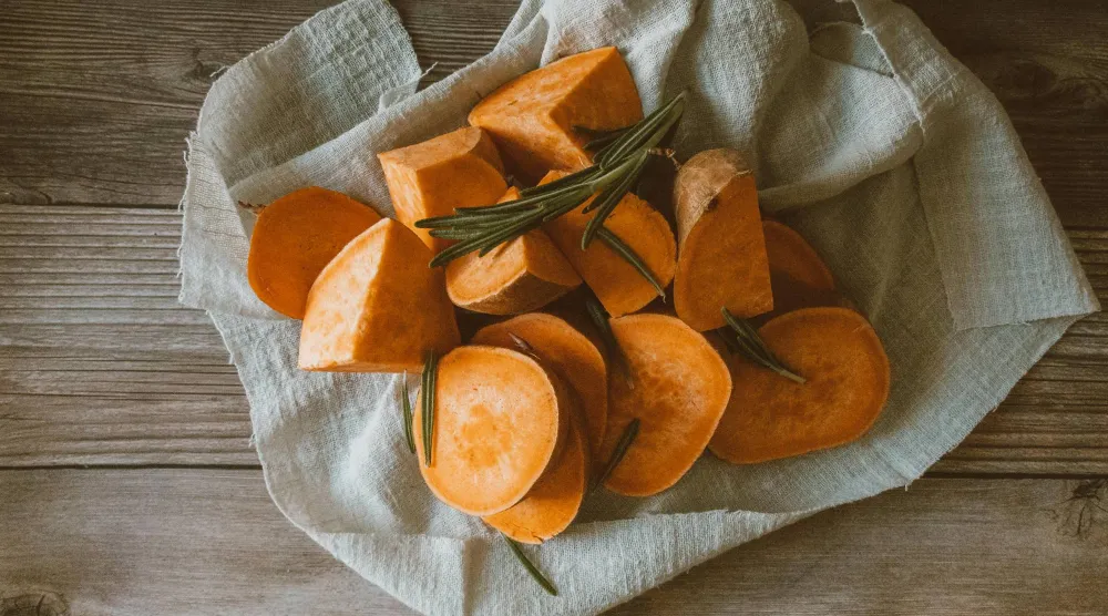 البطاطا الحلوة تحتوي على العديد من العناصر الغذائية الأساسية التي تجعلها جزءاً صحياً من نظام غذائي متوازن (بيكسلز)