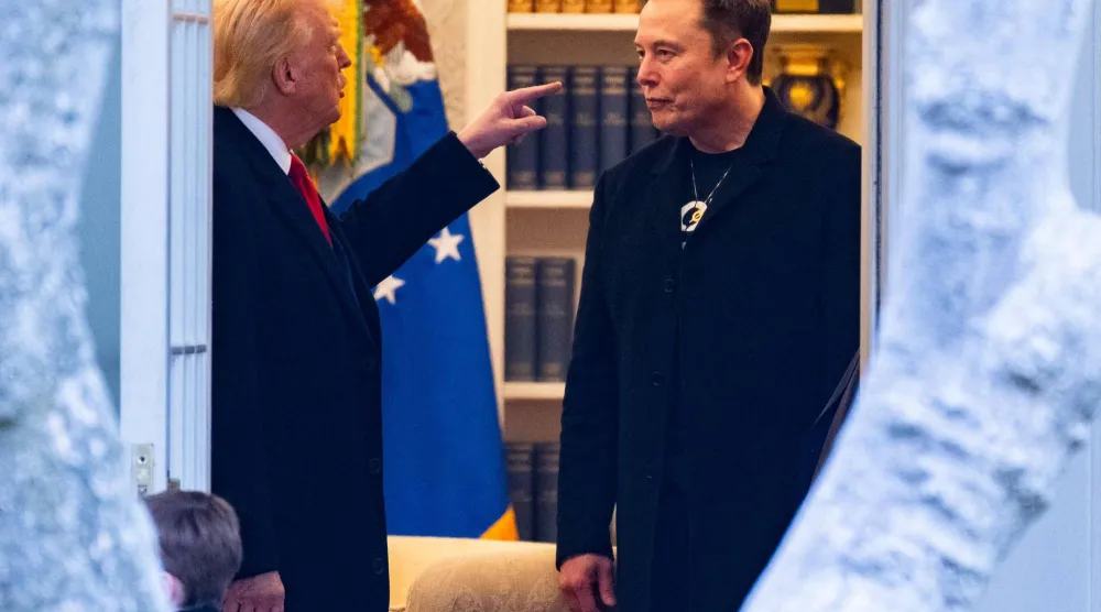 الرئيس الأميركي دونالد ترمب (يسار) يتحدث إلى الملياردير إيلون ماسك في البيت الأبيض (أ.ف.ب)