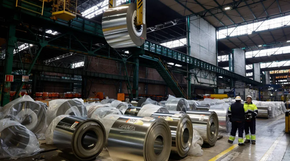 موظف ينقل لفائف الصلب في مصنع «أرسيلور ميتال» بالباسك - إسبانيا (رويترز)