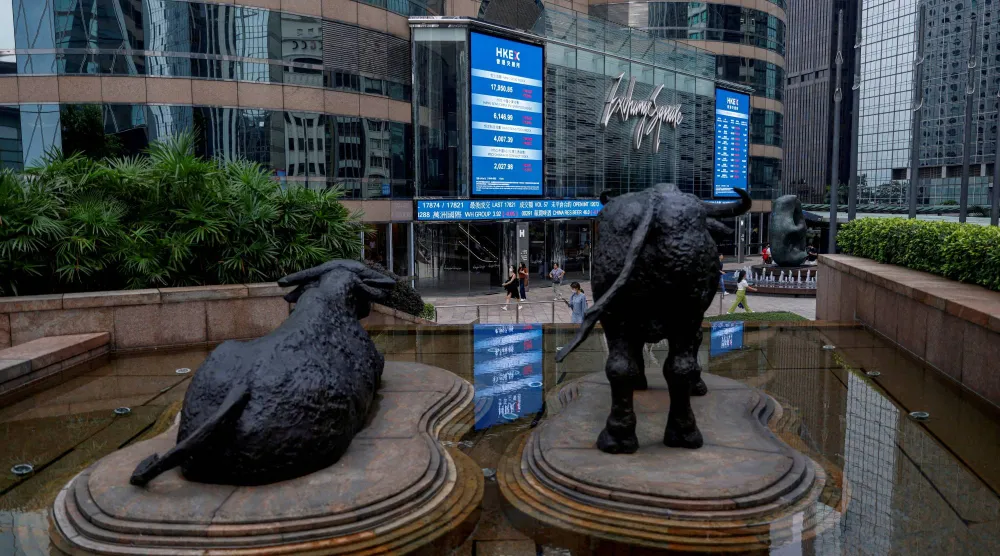 مبنى البورصة في جزيرة هونغ كونغ الصينية (رويترز)