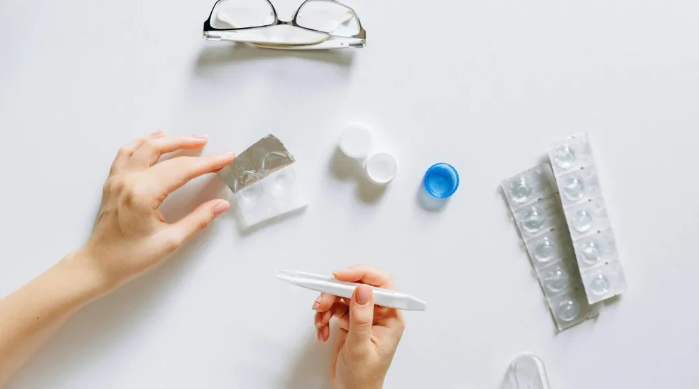 النوم بالعدسات اللاصقة يُشكل بيئة مثالية لنمو البكتيريا (بيكسلز)