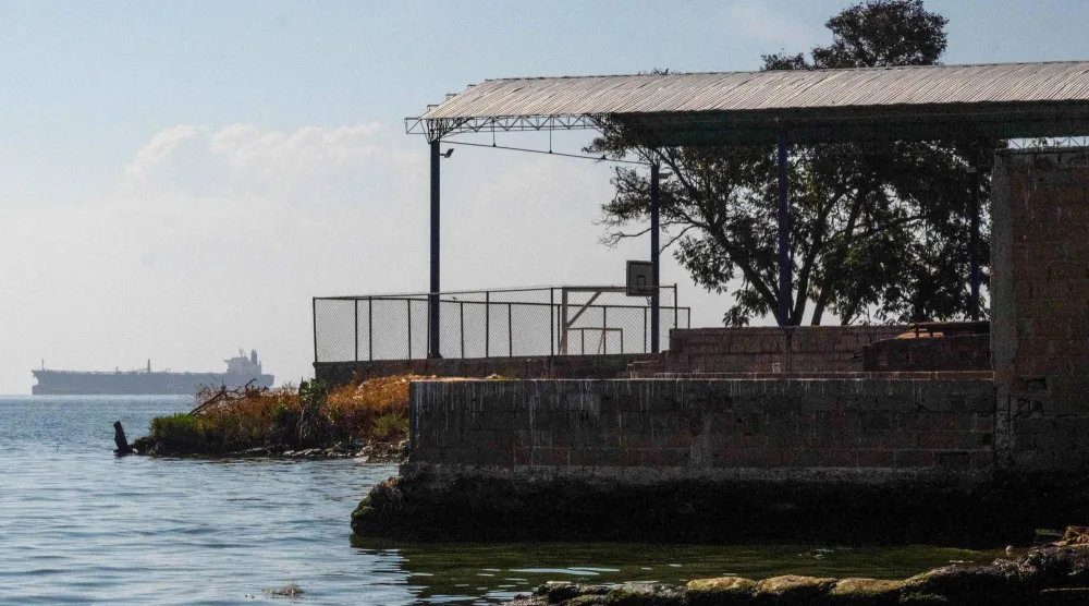 ناقلة نفطية تبحر مقابل ساحل مدينة مراكايبو الفنزويلية (أ.ف.ب)