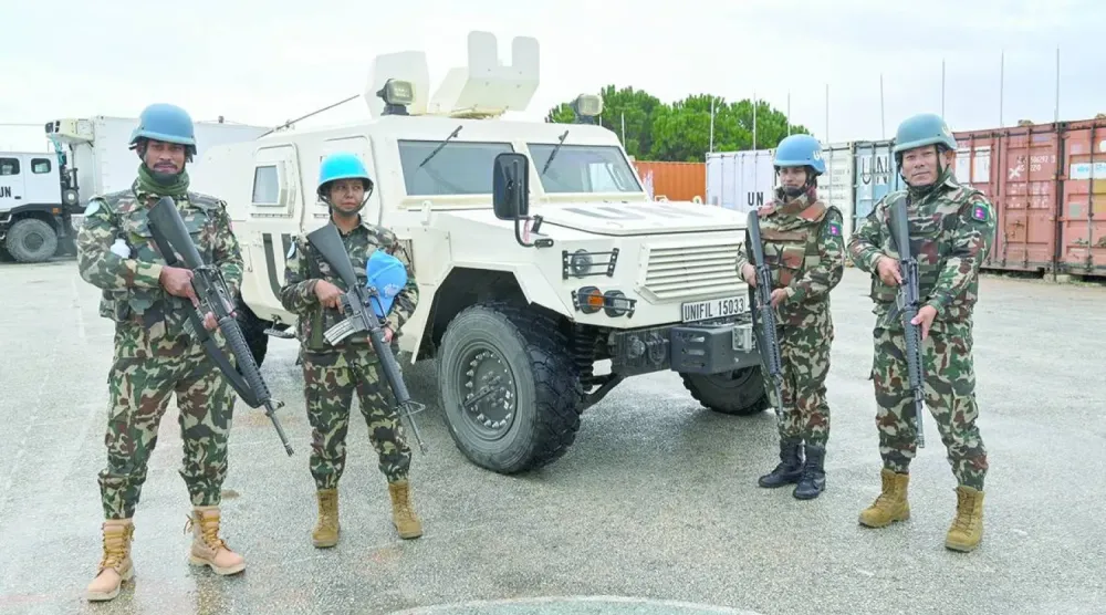 Lübnan'ın güneyindeki Meys el-Cebel kasabasında devriye gezen UNIFIL personeli (EPA)