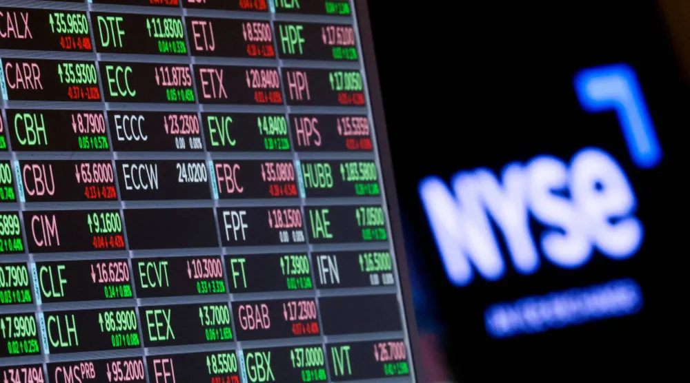 تعرض شاشة معلومات عن بيانات الأسهم المتداولة في بورصة نيويورك (رويترز)