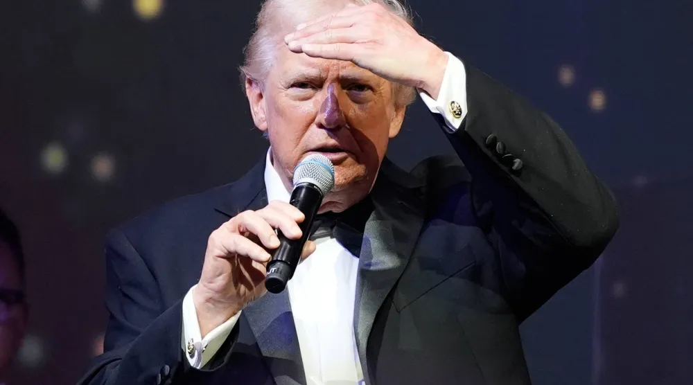 الرئيس الأميركي دونالد ترمب يلقي كلمة في احتفال ليلة رأس السنة في ناديه مارالاغو يوم الأربعاء 31 ديسمبر 2025 في بالم بيتش بولاية فلوريد الأميركية (أ.ب)