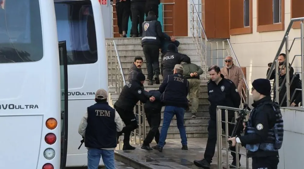 عناصر من قوات مكافحة الإرهاب في يالوفا في أثناء نقل موقوفين من «داعش» إلى المحكمة (الداخلية التركية)