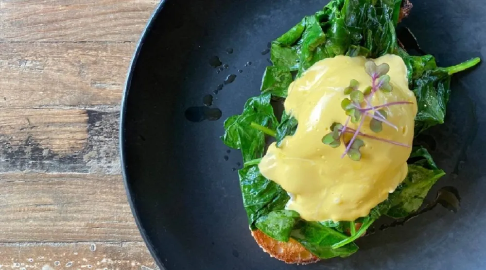 إضافة السبانخ إلى البيض تعزز القيمة الغذائية لوجبة الإفطار (جامعة جورج فوكس الأميركية)