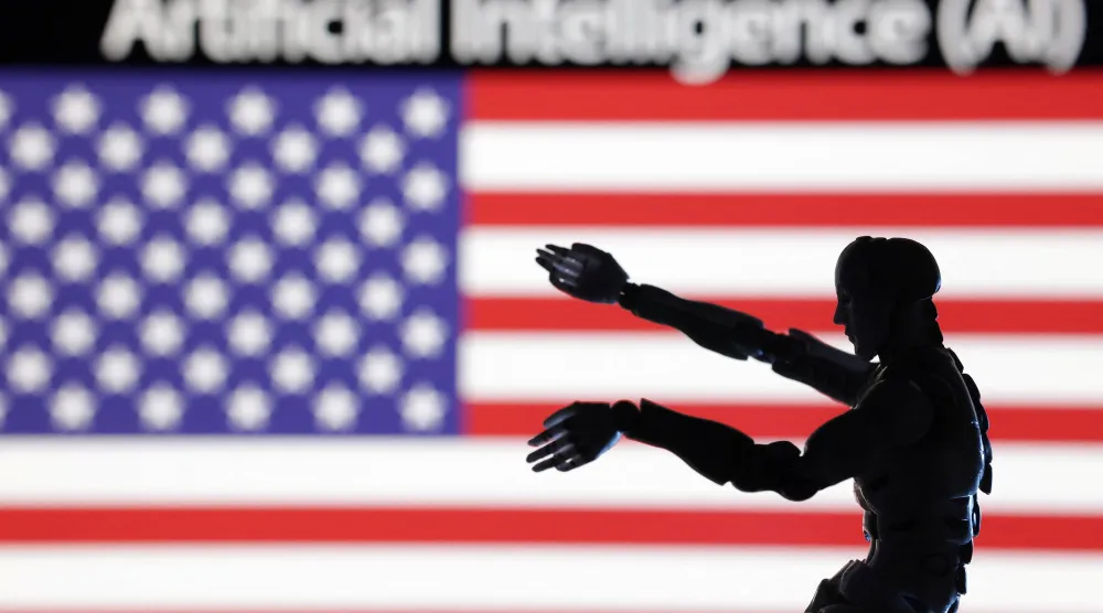 تظهر كلمة «الذكاء الاصطناعي» ونموذج مصغّر لروبوت والعلم الأميركي في هذا الرسم التوضيحي (رويترز)