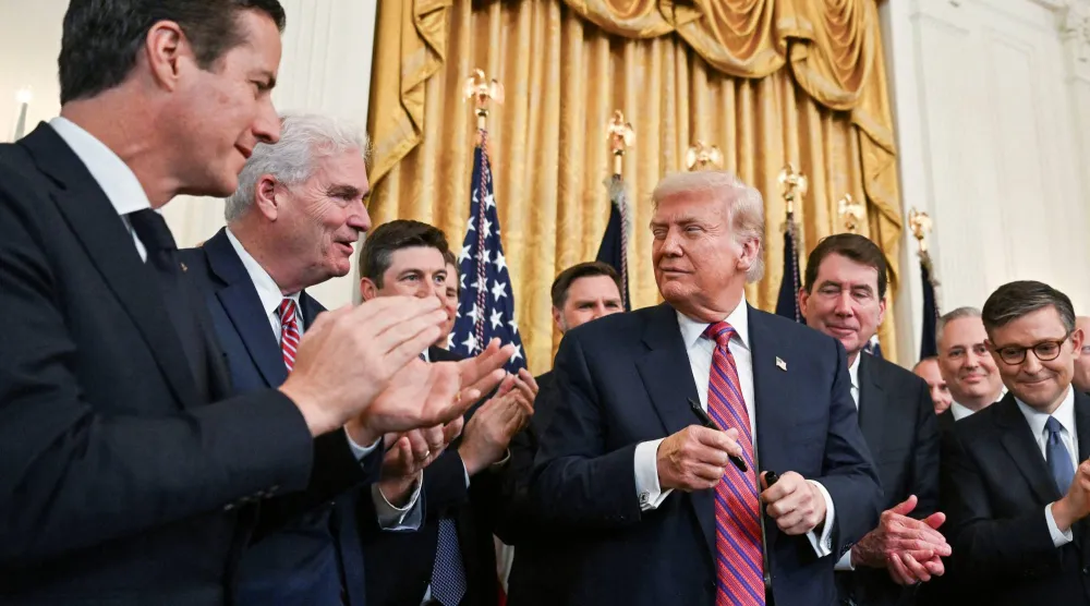 ترمب إلى جانب النائب الجمهوري عن ولاية مينيسوتا توم إيمير في البيت الأبيض يوم 18 يوليو 2025 (رويترز)