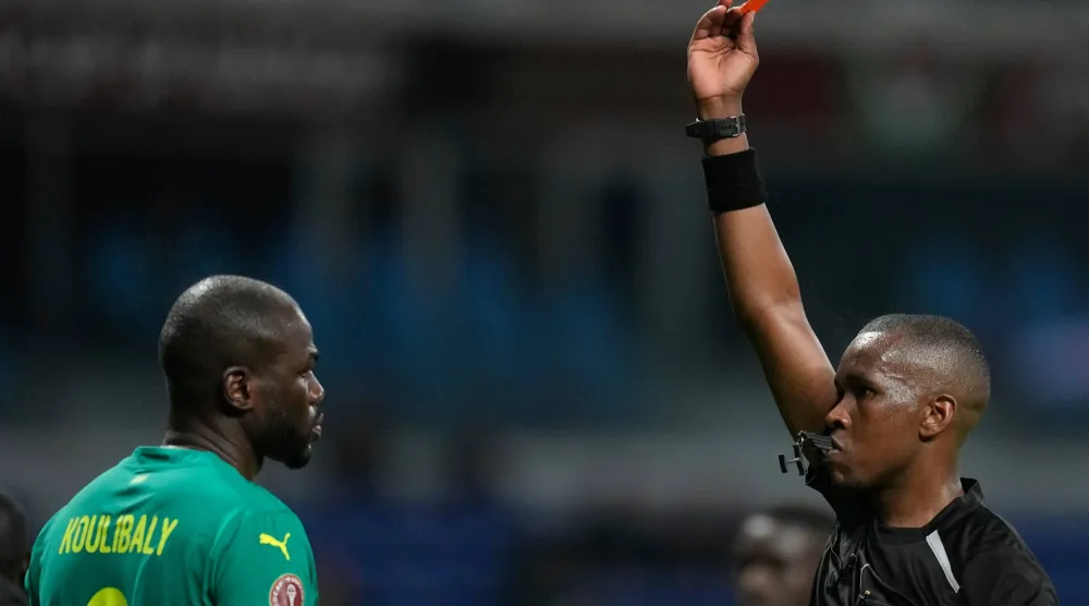 قائد أسود التيرانغا كاليدو كوليبالي لحظة طرده في مواجهة بنين (أ.ب)