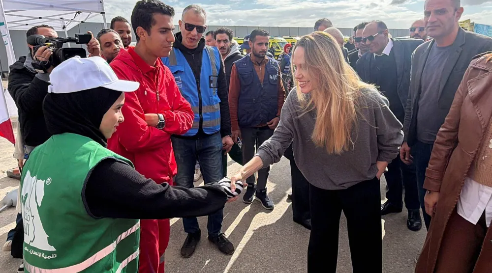 الممثلة أنجلينا جولي زارت منطقة قريبة من معبر رفح الحدودي بين مصر وقطاع غزة (رويترز)