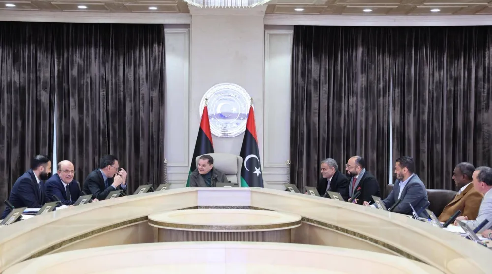 الدبيبة يستمع إلى حديث وزير الاقتصاد والتجارة في حكومته ضمن اجتماع موسع لمتابعة السوق (حكومة «الوحدة»)