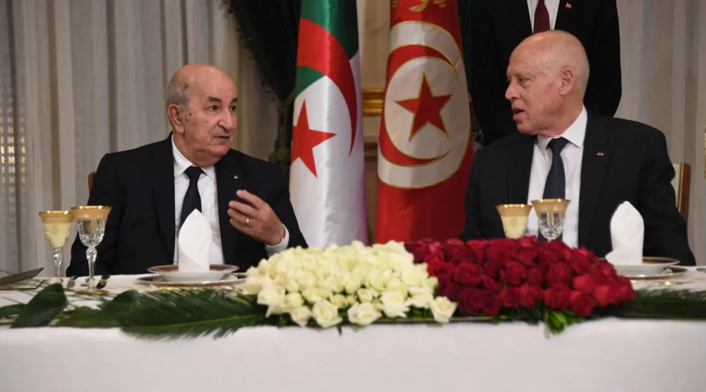 الرئيس عبد المجيد تبون خلال لقائه الرئيس قيس سعيد في زيارته إلى تونس نهاية 2021 (الرئاسة التونسية)