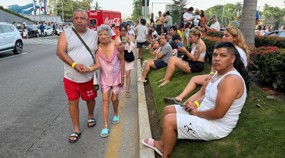 سائحون ينتظرون في الشارع بمدينة أكابولكو بعد وقوع الزلزال (رويترز)