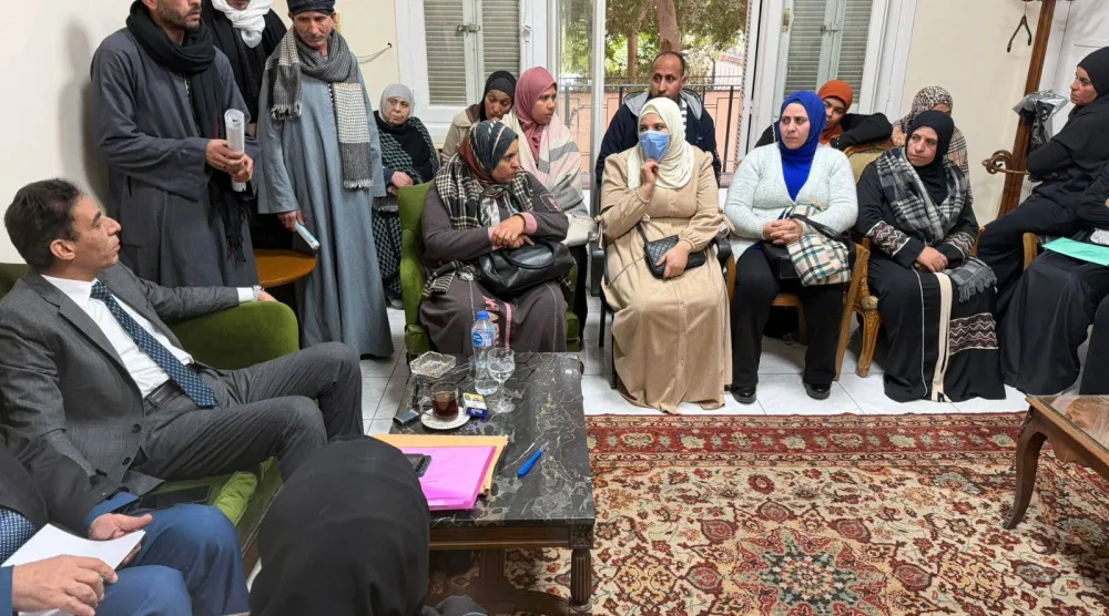 السفير حداد الجوهري مساعد وزير الخارجية المصري للشؤون القنصلية مع عائلات مصريين متغيبين في ليبيا (الخارجية المصرية)