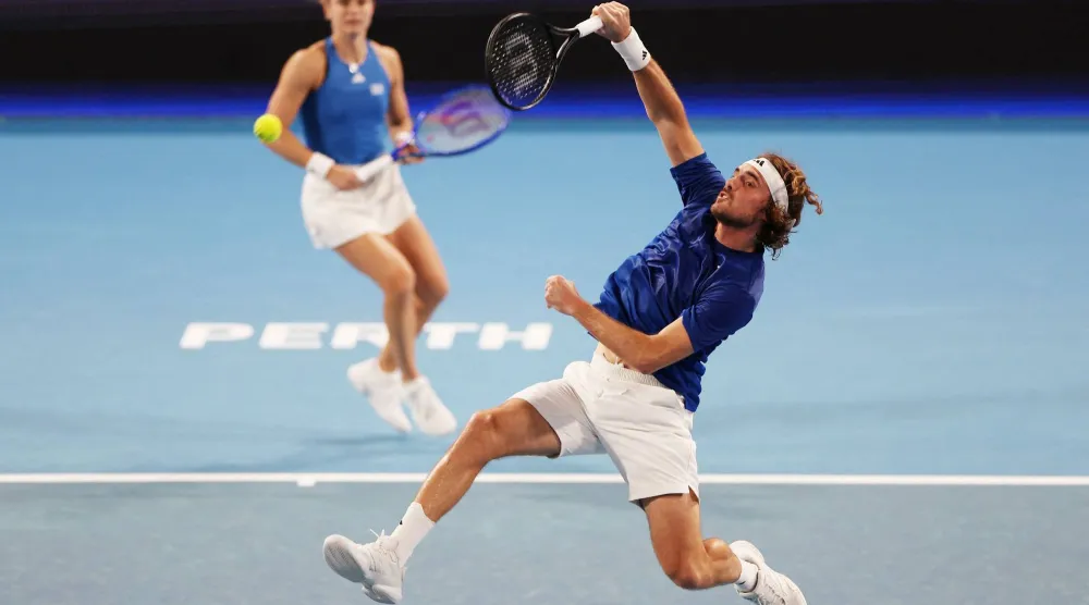 ستيفانوس تسيتسيباس وماريا ساكاري يتألقان باسم اليونان (أ.ف.ب)