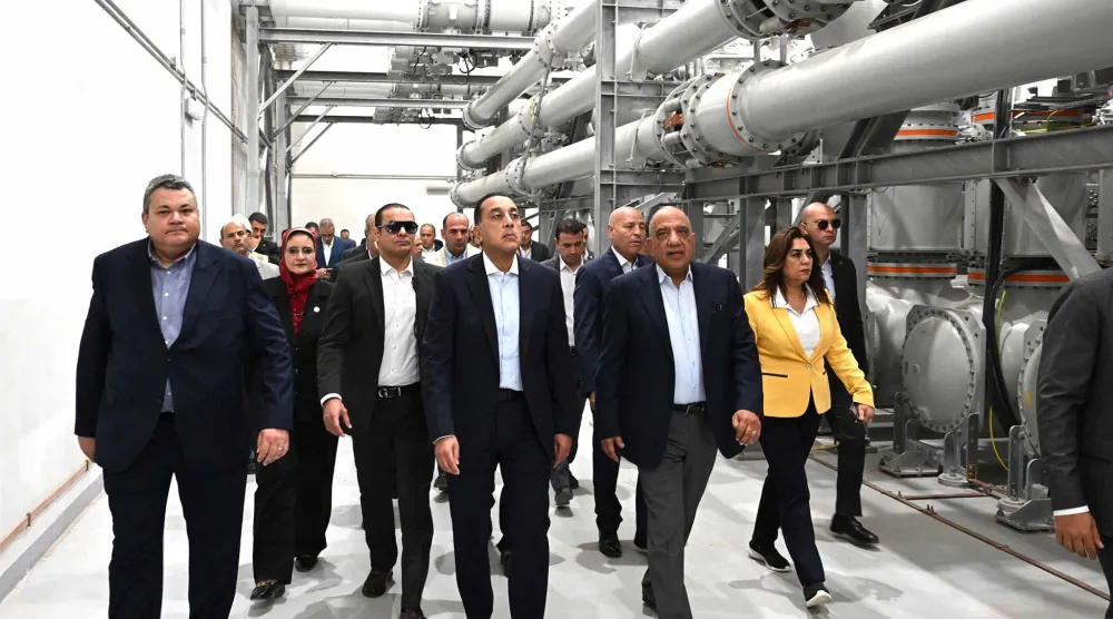 رئيس الوزراء المصري مصطفى مدبولي يتابع مراحل التشغيل التجريبي لمحطة الربط الكهربائي السعودي المصري بمدينة بدر (مجلس الوزراء المصري)
