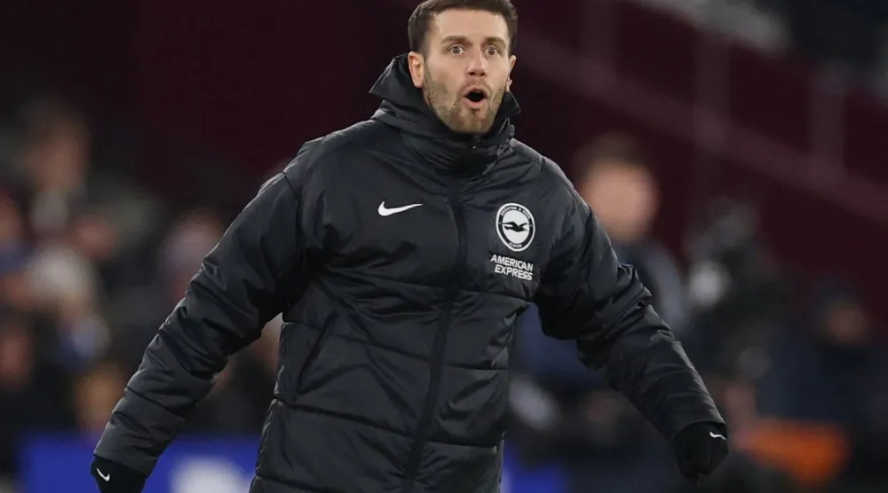 فابيان هوتسلر المدير الفني لفريق برايتون الإنجليزي (رويترز)