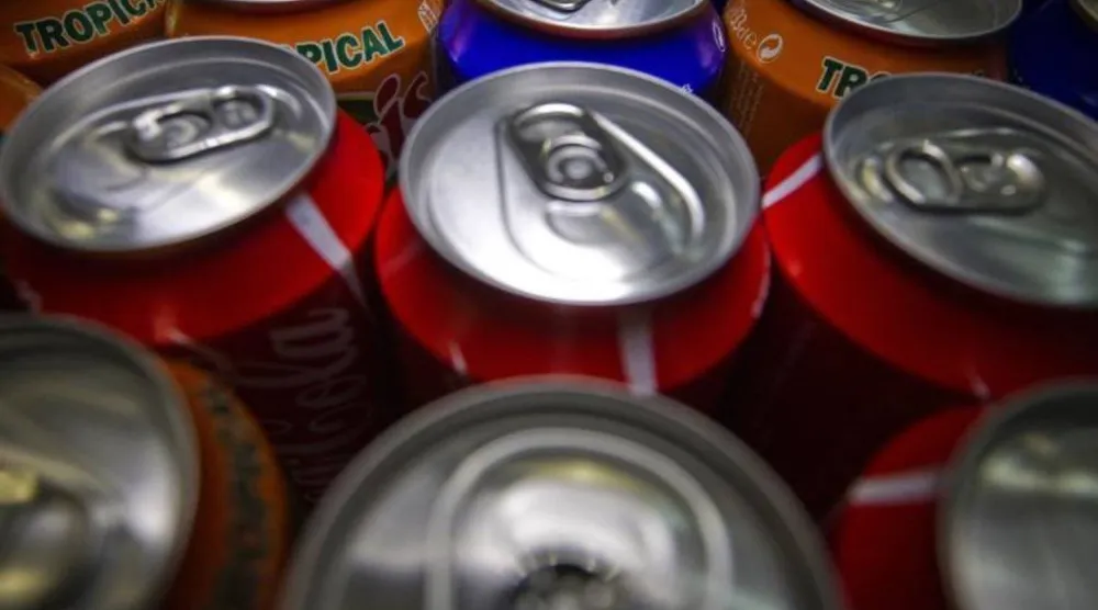 مشروبات الصودا «الدايت» تزيد من خطر الإصابة بمرض الكبد الدهني غير الكحولي (أ.ف.ب)