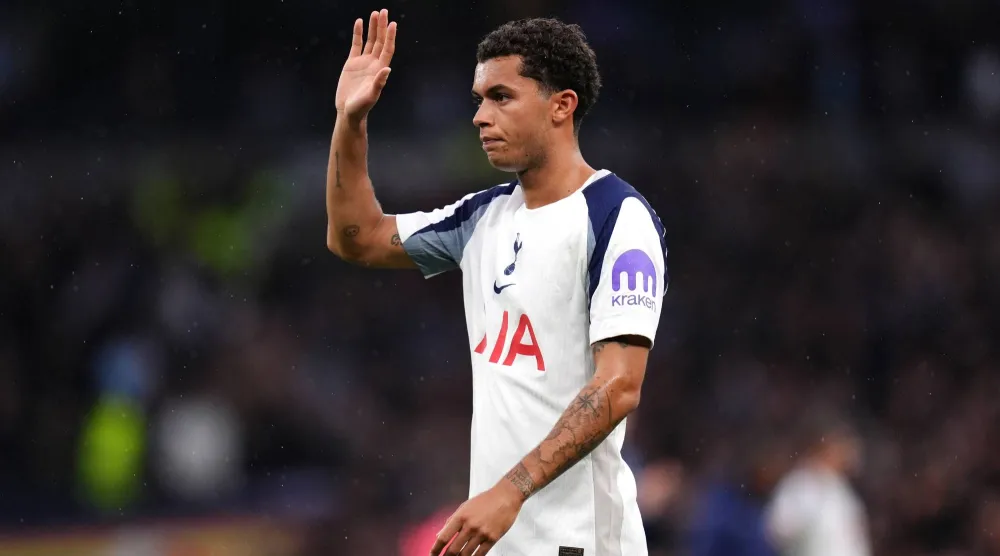 الويلزي برينان جونسون ترك توتنهام وانضم إلى كريستال بالاس (د.ب.أ)