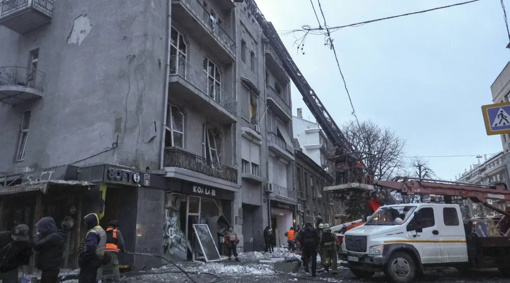 يعمل رجال الإنقاذ الأوكرانيون في موقع غارة روسية على منطقة سكنية في خاركيف (إ.ب.أ)