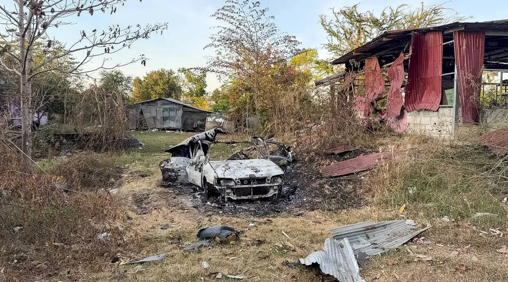 دمار لحق قرية تشوك شي على الحدود بين كمبوديا وتايلاند جراء قتال بين البلدين (وكالة أنباء كمبوديا-أ.ف.ب)