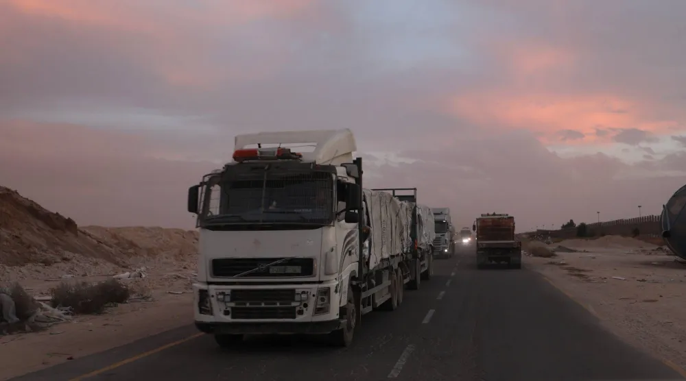 شاحنات تحمل مساعدات للفلسطينيين في غزة (إ.ب.أ)