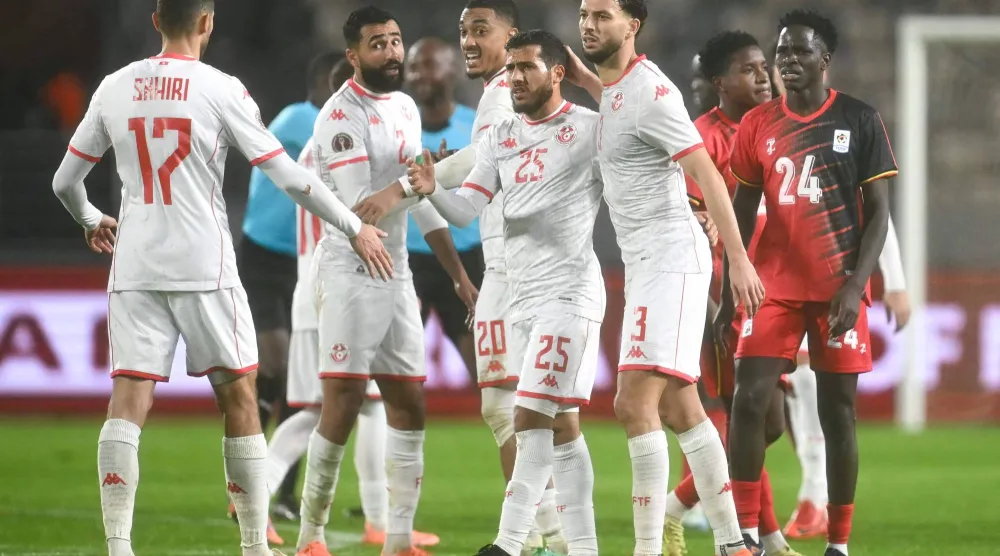 لاعبو المنتخب التونسي وفرحة فوز مقنع على حساب أوغندا (أ.ف.ب)