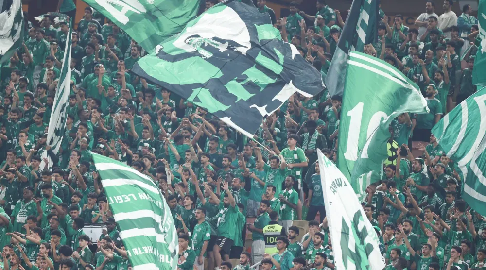 جماهير الأهلي تساند فريقها خلال القمة الكروية (تصوير: عدنان مهدلي)