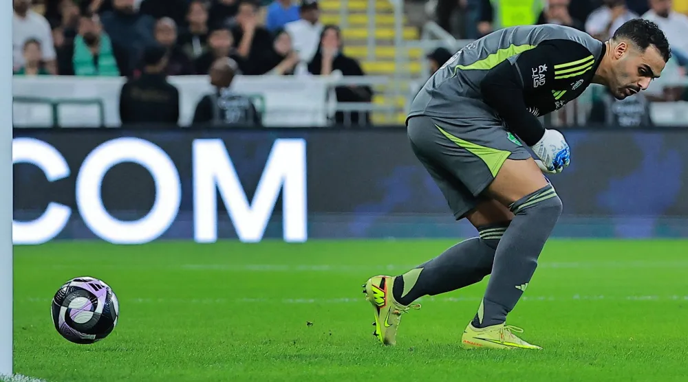 الكرة تمر من بين قدمي الصانبي في هدف النصر الأول (تصوير: عدنان مهدلي)