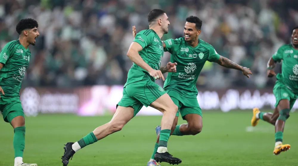 الجهني يشارك ديميرال فرحة الهدف الثالث (تصوير: عدنان مهدلي)