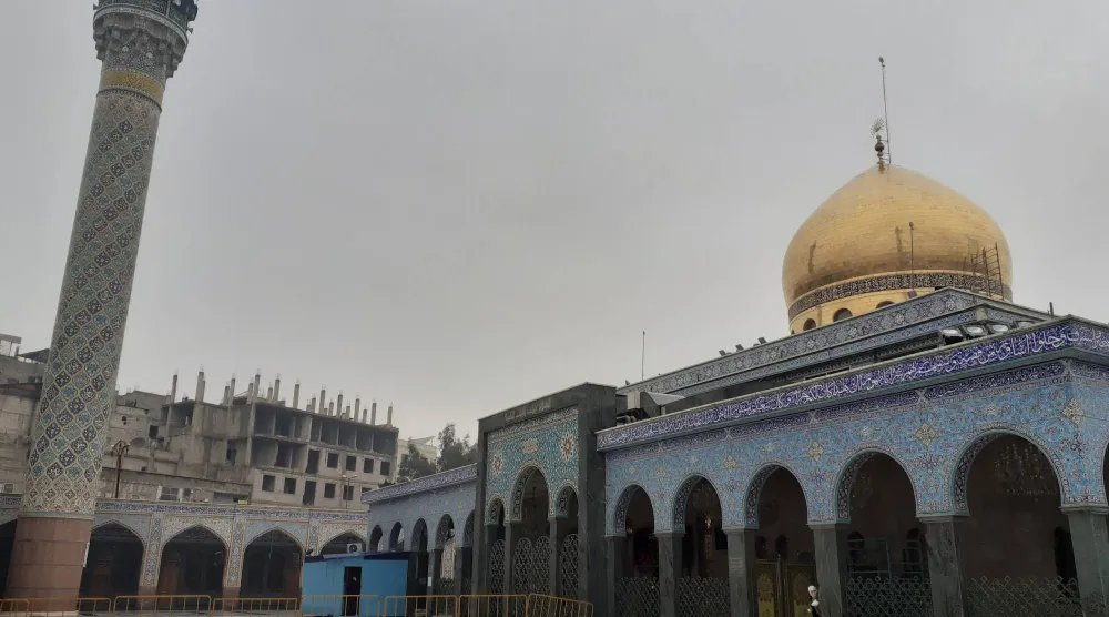 «مقام السيدة زينب» من الداخل ويبدو خالياً من الزوار ومن أعلام إيران ورموزها ورايات ميليشياتها (الشرق الأوسط)