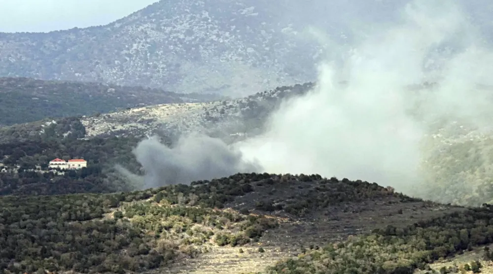 İsrail'in Lübnan'ın güneyindeki Reyhan Dağı'nı hedef alan hava saldırıları sonrasında duman yükseliyor (AFP)
