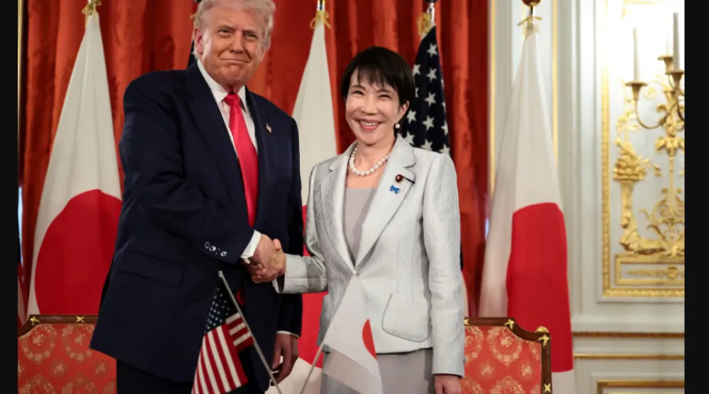 الرئيس الأميركي دونالد ترمب يصافح رئيسة الوزراء اليابانية ساناي تاكايتشي (رويترز)