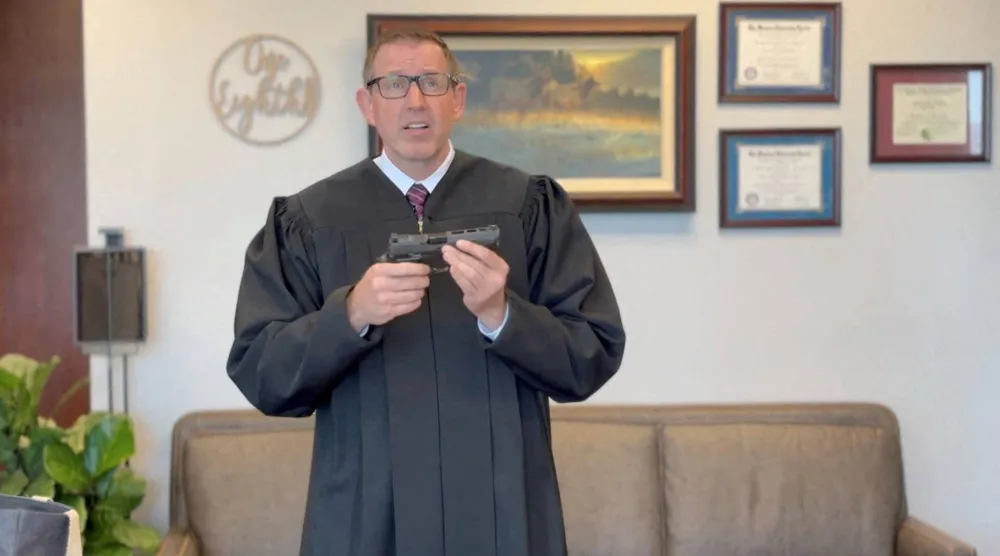 القاضي الأميركي لورانس فان دايك يحمل مسدساً (أرشيفية - رويترز)