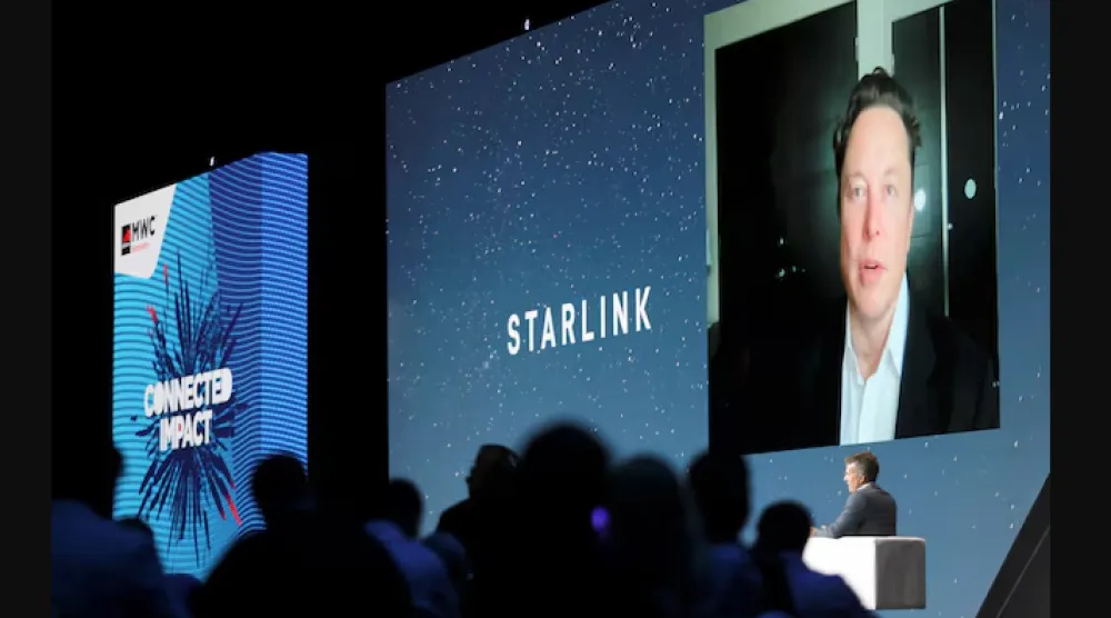 إيلون ماسك يظهر على شاشة إلى جانب شعار «ستارلينك» (رويترز)