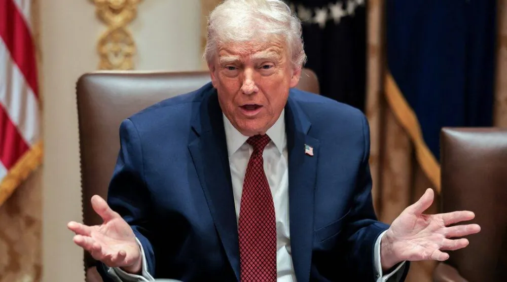 ترمب يتحدث خلال اجتماع مائدة مستديرة في البيت الأبيض بواشنطن (رويترز)