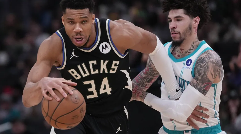 اليوناني يانيس أنتيتوكونمبو نجم باكس (أ.ب)