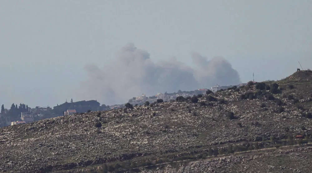 تصاعد الدخان بعد أن استهدفت طائرات حربية إسرائيلية بلدة الأنصار في قضاء النبطية (أ.ف.ب)