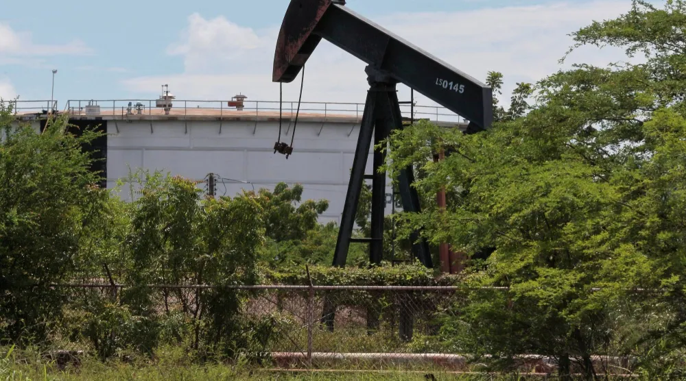 خزان ومضخة نفط تابعان لشركة النفط الحكومية الفنزويلية «PDVSA» في لاغونياس بفنزويلا (رويترز)