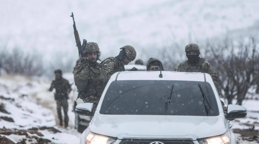 عناصر من الجيش السوري في منطقة القلمون الحدودية مع شرق لبنان خلال دورية لمكافحة التهريب (أ.ف.ب)