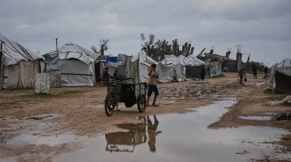 مخيم للنازحين في النصيرات بقطاع غزة بعد أمطار غزيرة الجمعة (أ. ب)