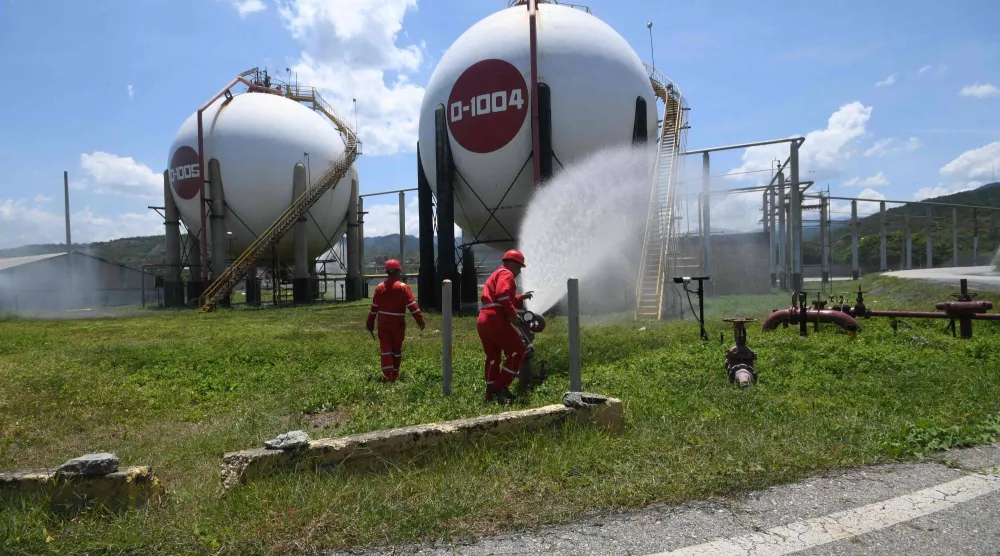 عمال شركة النفط الوطنية الفنزويلية يشاركون في تدريب للحد من مخاطر الكوارث الطبيعية والنزاعات المسلحة بمصفاة «إل باليتو» في بويرتو كابيلو (أ.ف.ب)