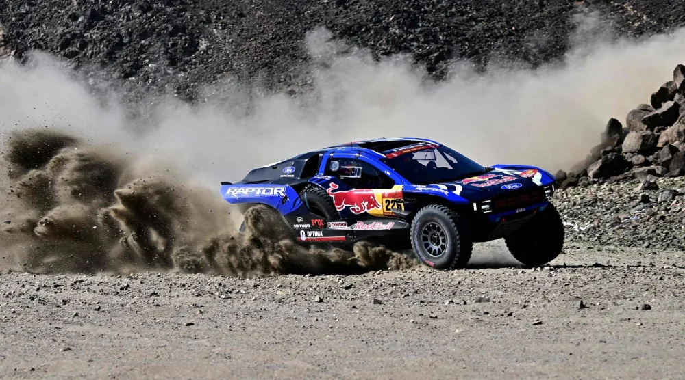 السويدي ماتيوس إكستروم (فورد) بطل المرحلة التمهيدية من رالي داكار (أ.ف.ب)